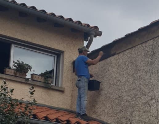 Peintre travaillant sur toiture