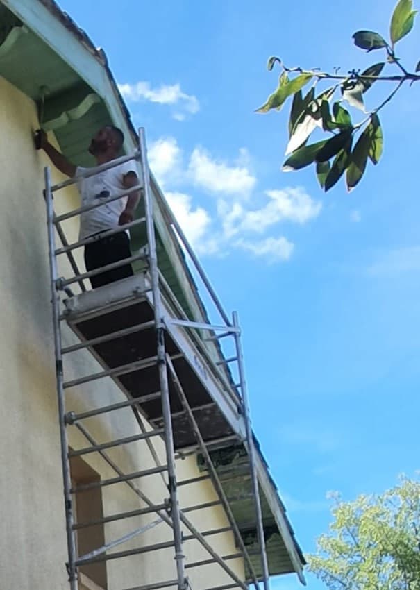 Peintre travaillant sur echauffaudage